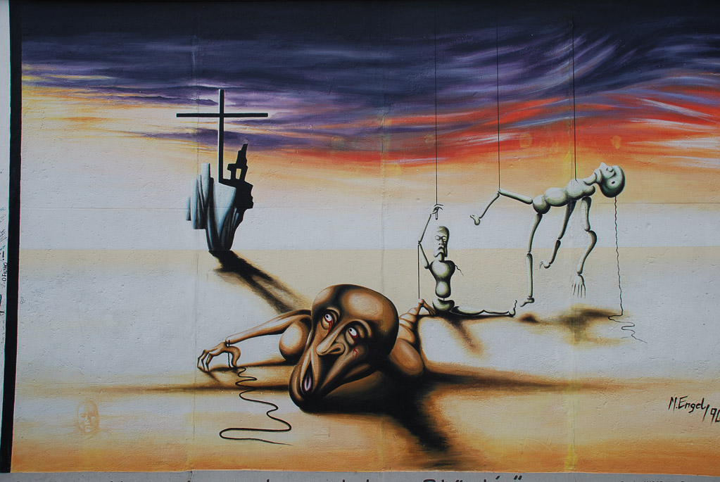 Surreales Wandbild mit Figuren in der Wüste