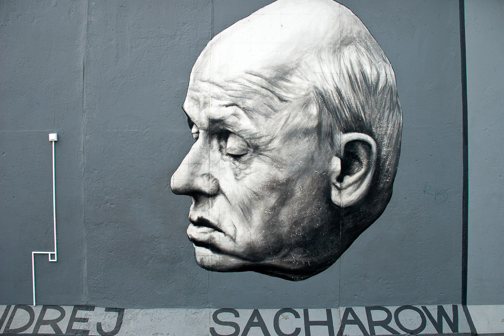 Porträt von Andrej Sacharow auf der Mauer