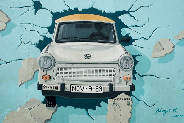 Trabant durchbricht die Mauer als Wandbild