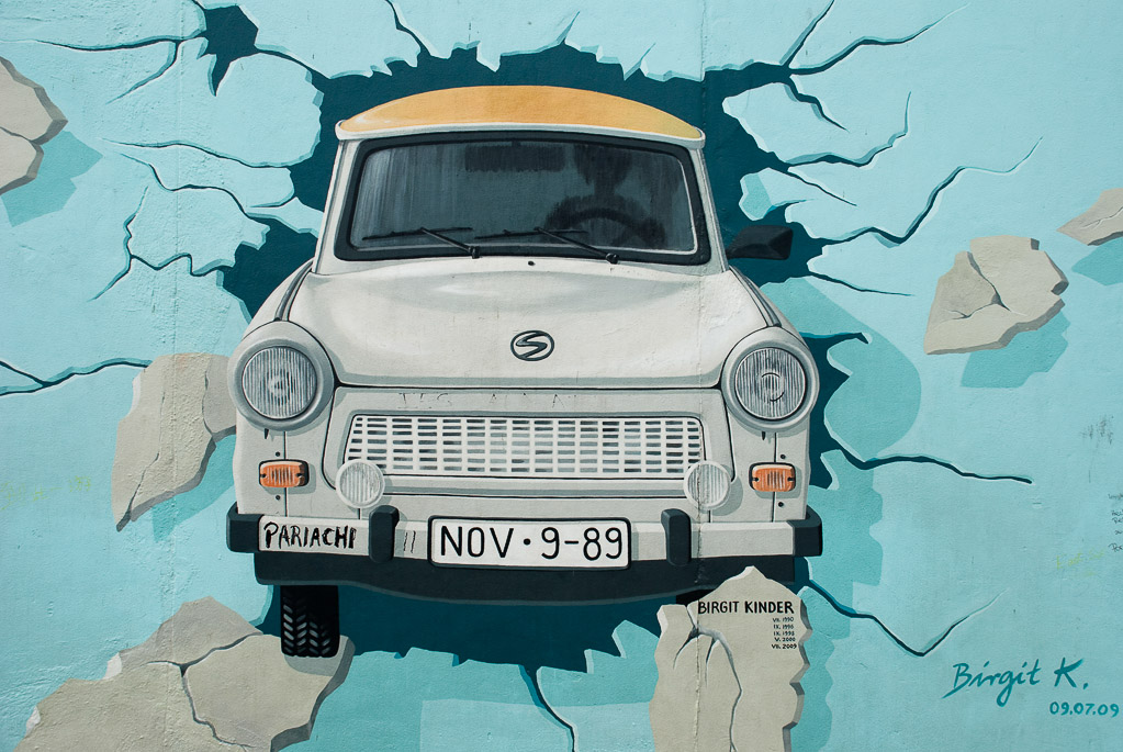 Trabant durchbricht die Mauer als Wandbild