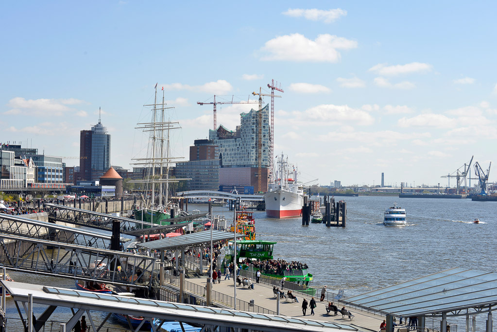 Landungsbrücken und Elbphilharmonie über der Elbe