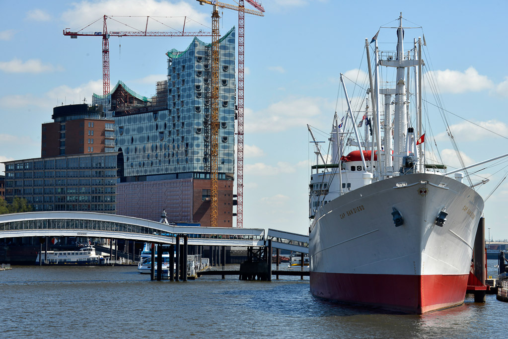Elbphilharmonie mit dem Museumsschiff Cap San Diego