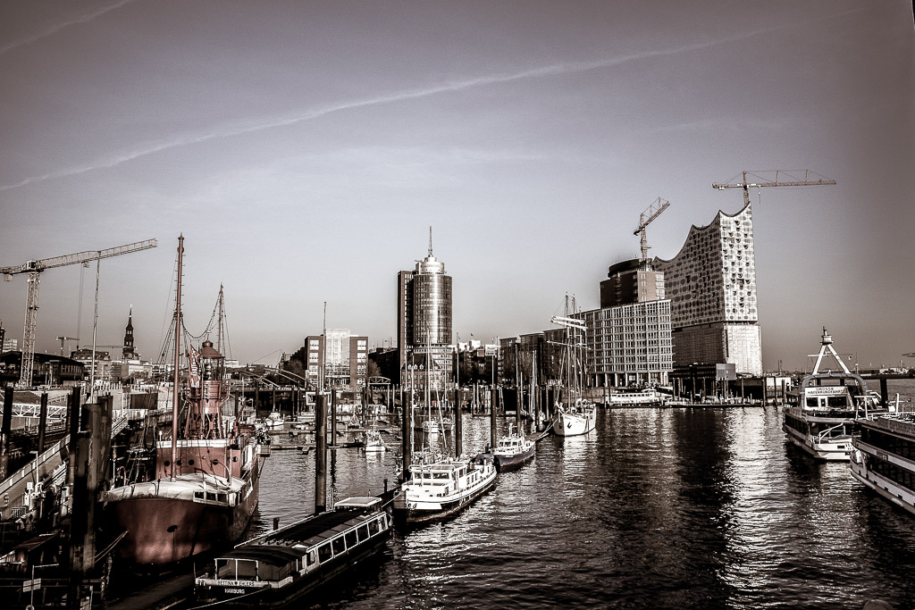 Hafen mit Elbphilharmonie in Schwarz-Weiß