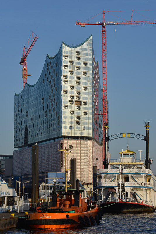 Elbphilharmonie mit Baukränen im Hochformat