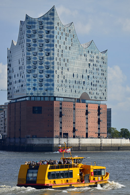 Elbphilharmonie mit Hafenfähre im Hochformat