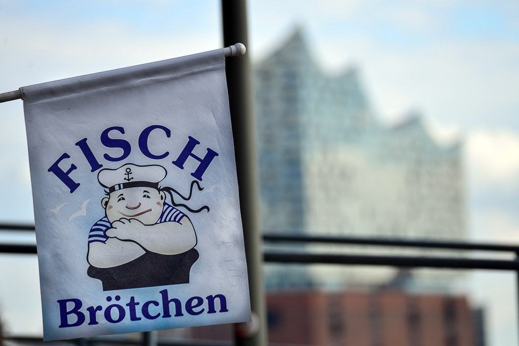 Schild „Fisch Brötchen“