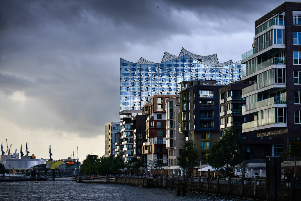 Elbphilharmonie unter Gewitterhimmel