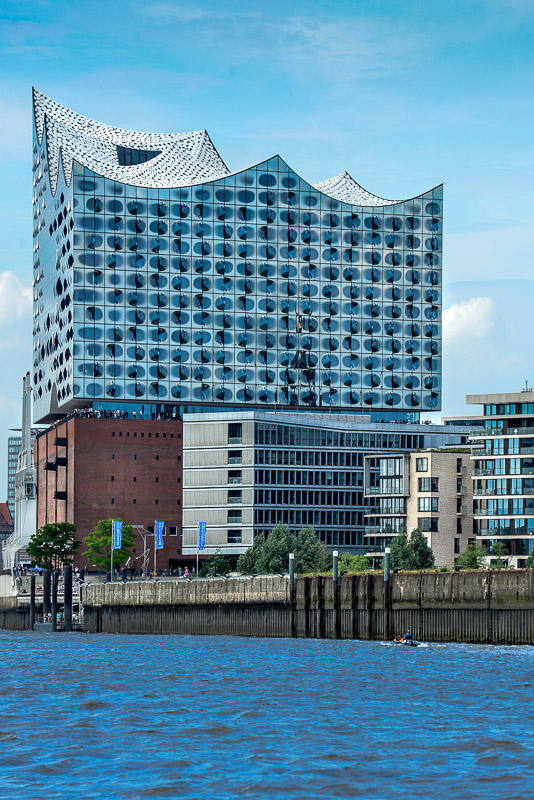 Elbphilharmonie von der Elbe aus im Hochformat