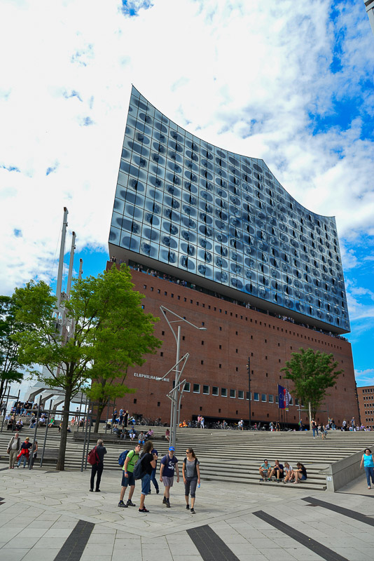 Elbphilharmonie von der Elbe aus im Hochformat