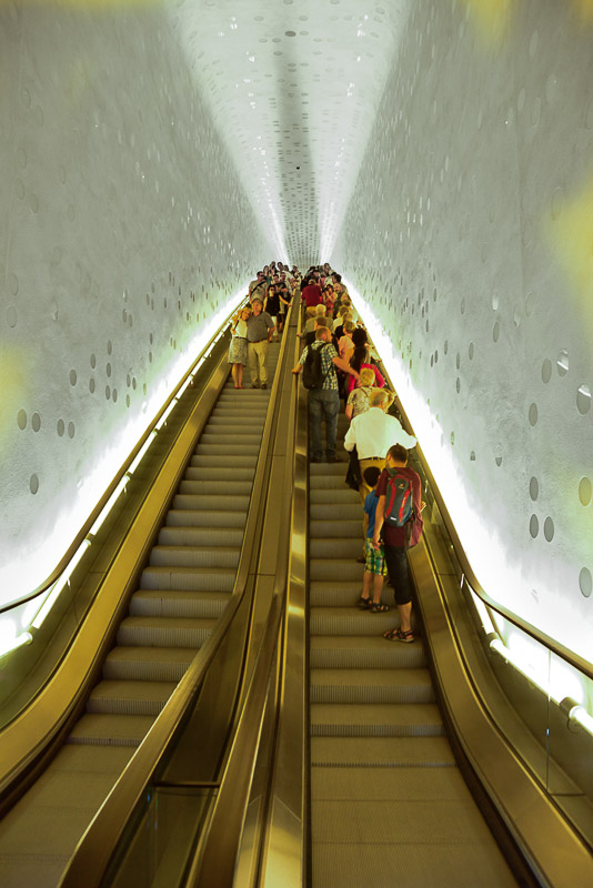 Lange Rolltreppe im Inneren im Hochformat