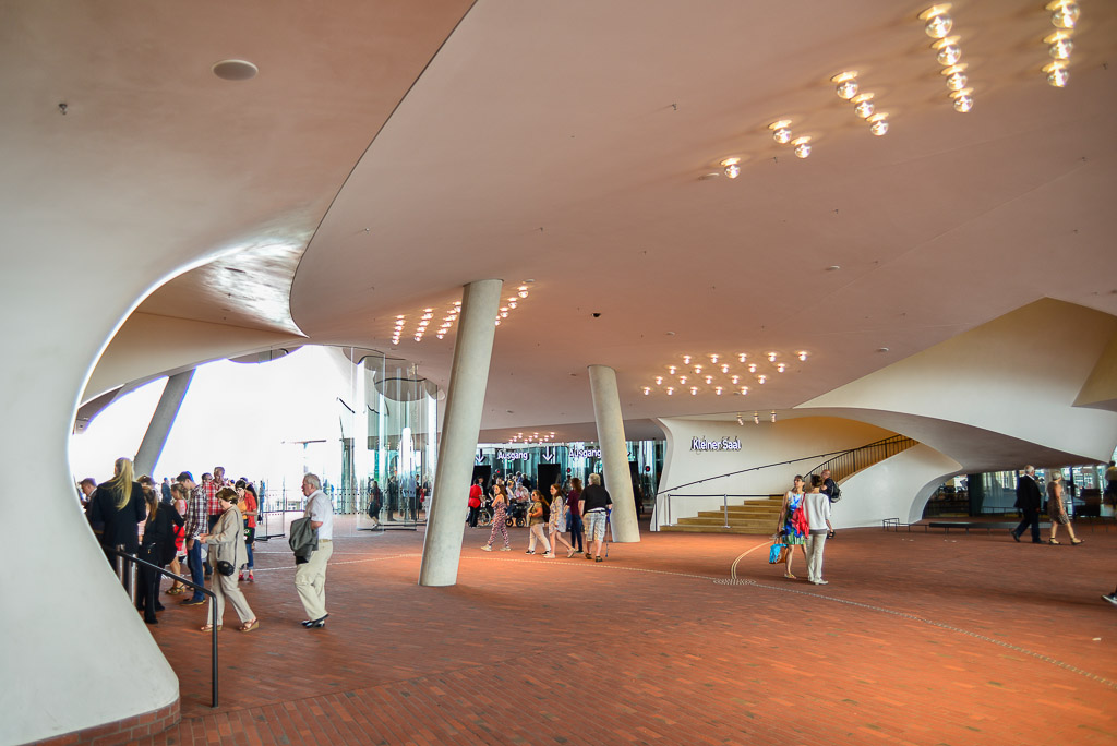 Foyer und Plaza mit Deckenlichtern