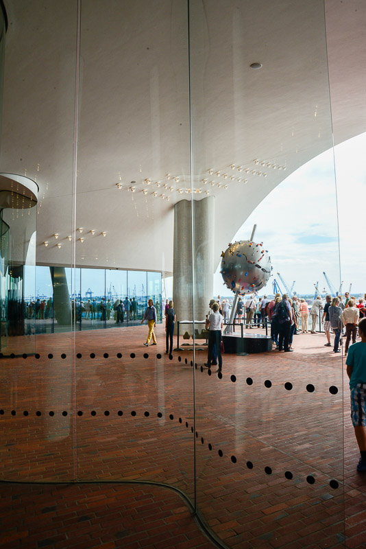 Treppen und Fenster der Plaza im Hochformat