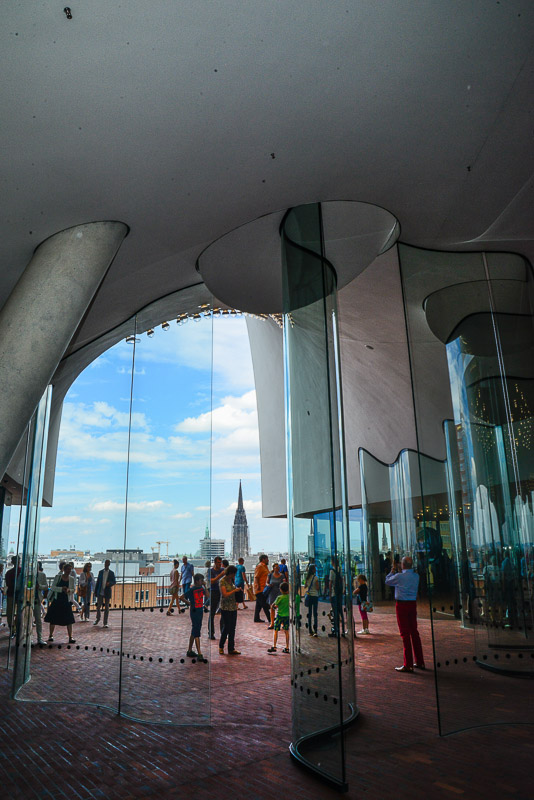 Treppen und Fenster der Plaza im Hochformat