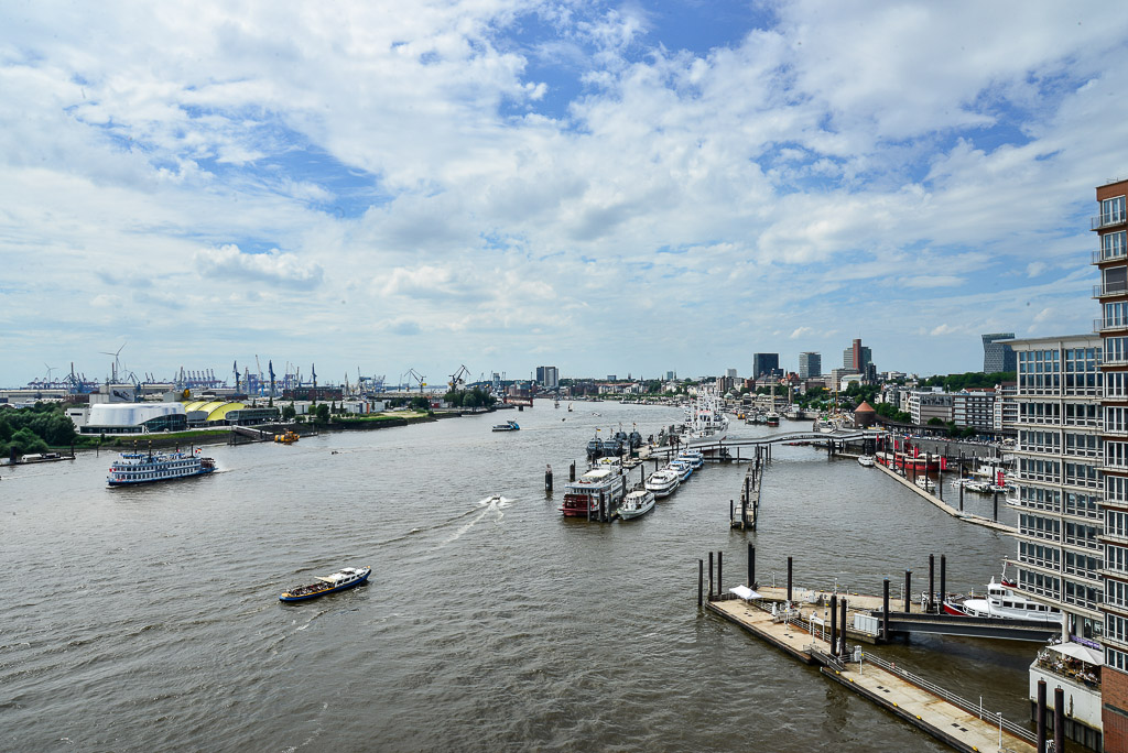 Blick von der Plaza über den Hafen