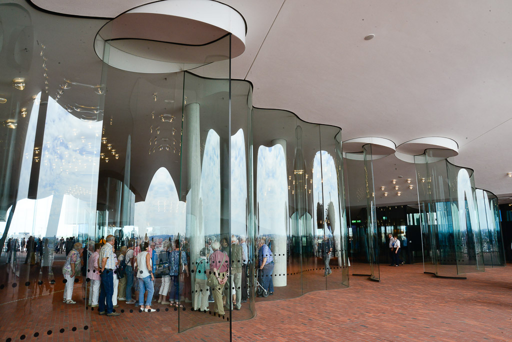 Glasfront mit Besuchern