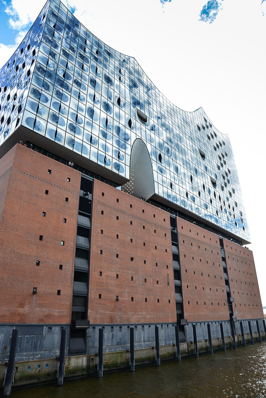 Backsteinsockel der Elbphilharmonie im Hochformat