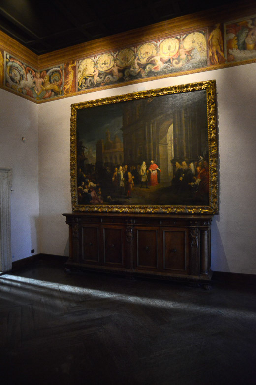 Saal mit Gemälde im Hochformat