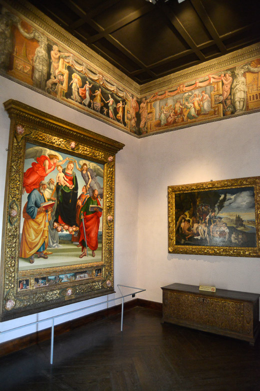 Saal mit Fresken und Gemälden im Hochformat