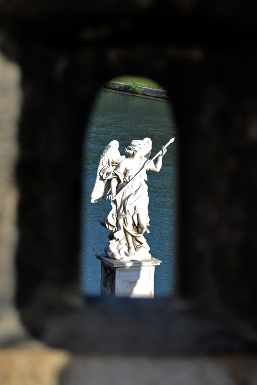 Engelsfigur im Fenster im Hochformat