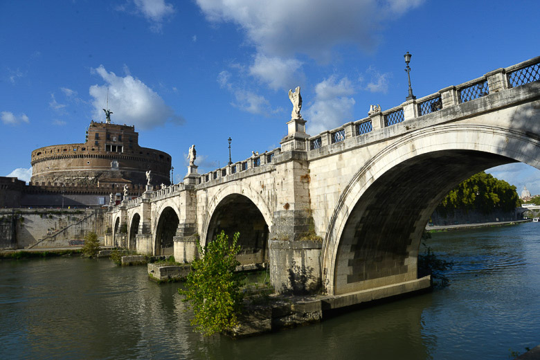 Engelsbrücke mit der Burg im Hintergrund