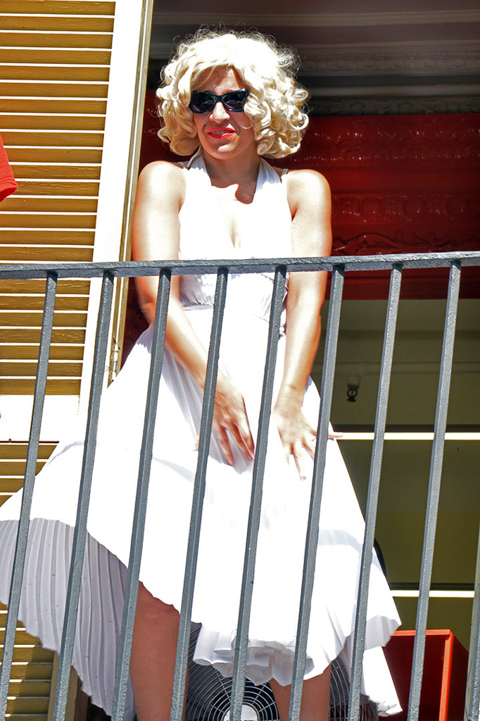 Marilyn-Monroe-Double auf dem Balkon des Museums