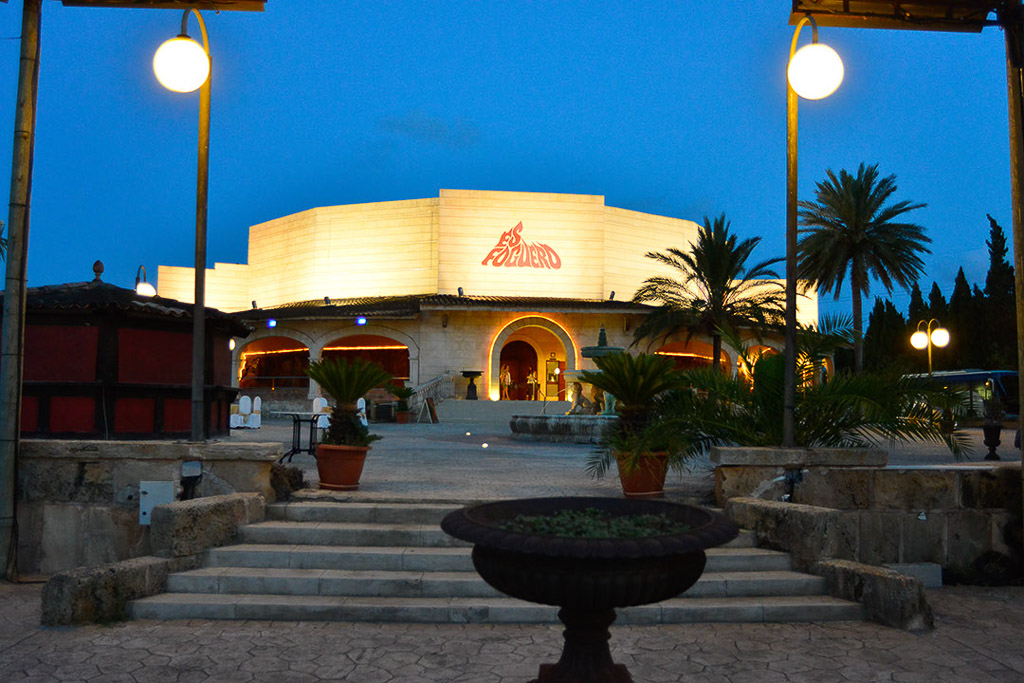 Beleuchtetes Gebäude mit Treppe am Abend