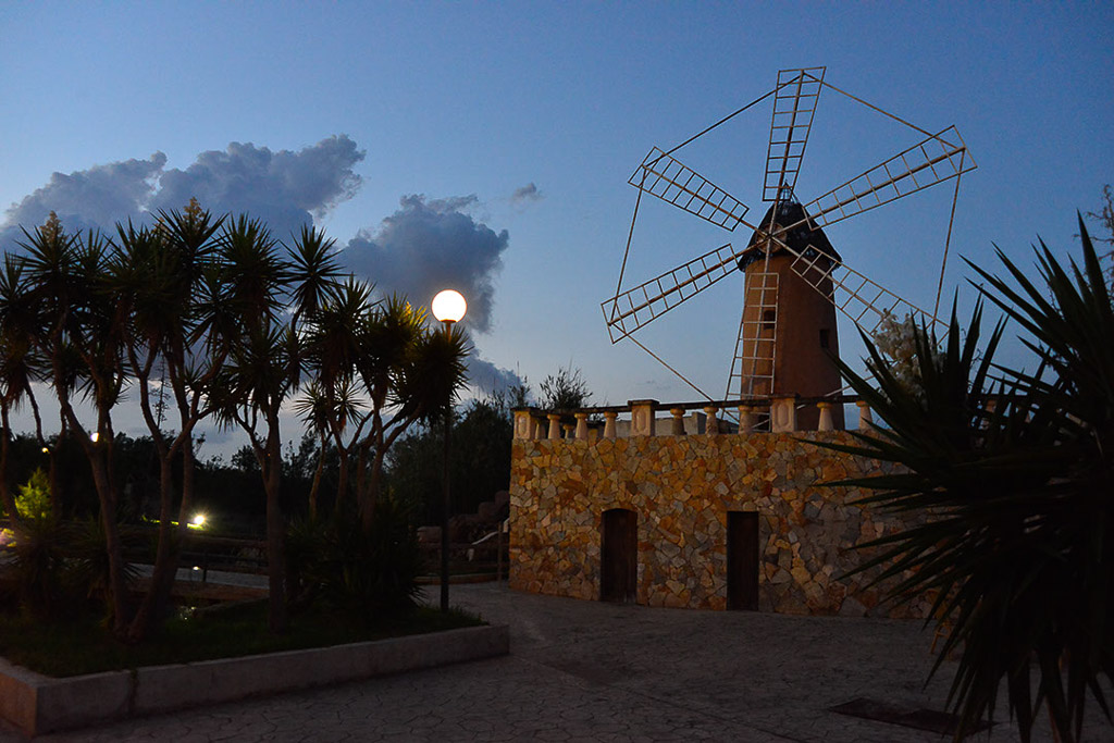 Windmühle am Teich in der Dämmerung