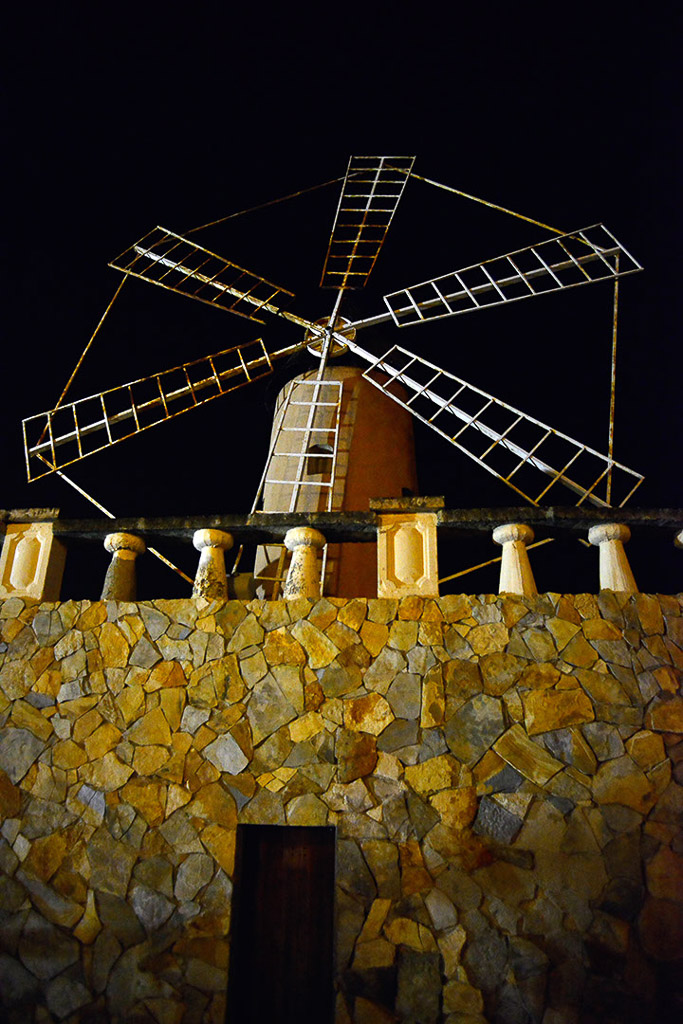 Windmühle bei Nacht im Hochformat