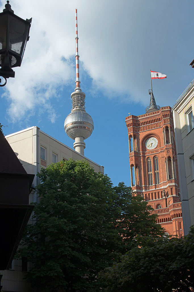 Fernsehturm und Rotes Rathaus im Hochformat