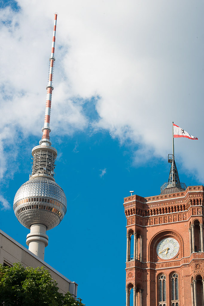 Fernsehturm hinter dem Roten Rathaus im Hochformat
