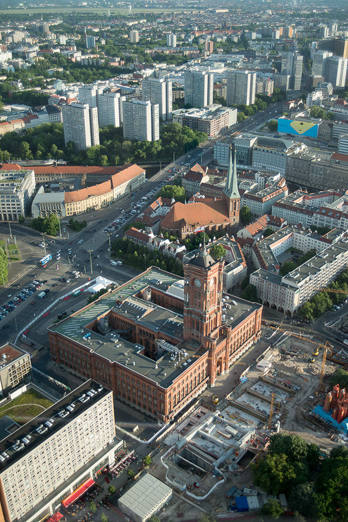 Blick vom Turm auf Straßen im Hochformat