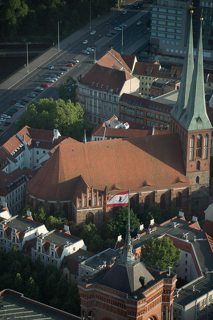 Kirche und Dächer von oben im Hochformat