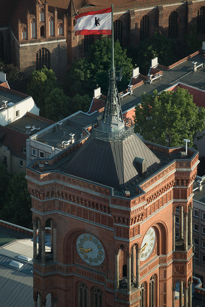 Rotes Rathaus von oben im Hochformat