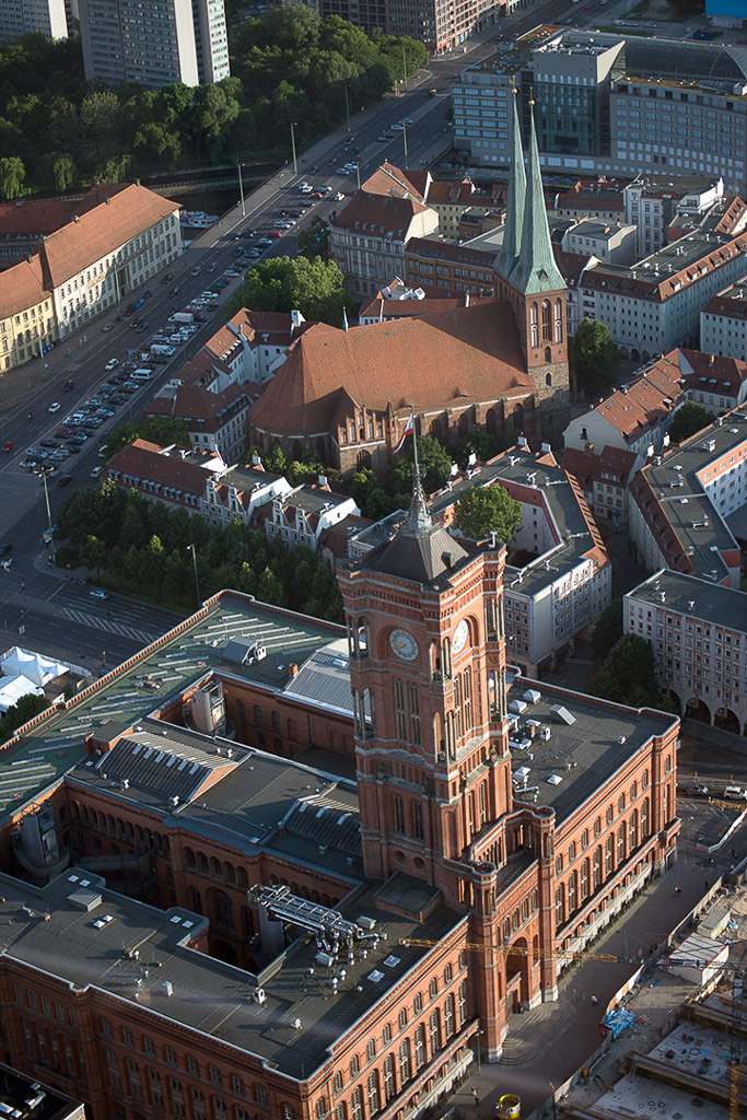 Rotes Rathaus aus der Vogelperspektive im Hochformat