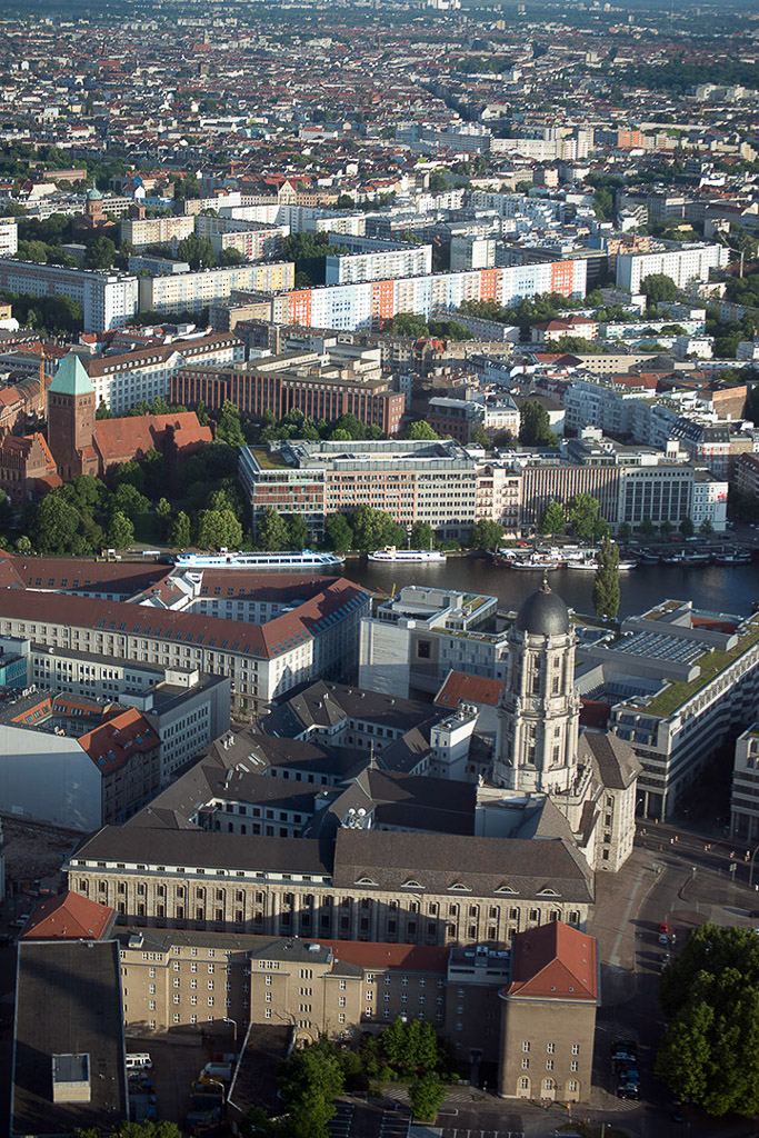 Dächer und Plätze von oben im Hochformat