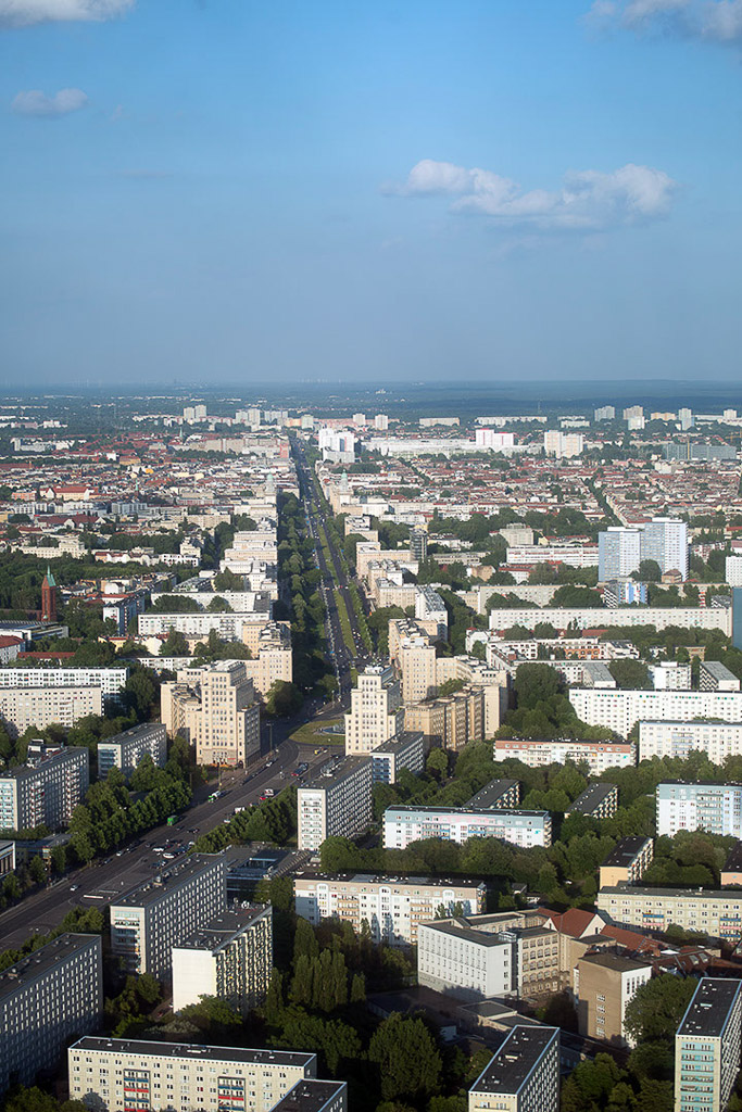 Straße zwischen Plattenbauten im Hochformat