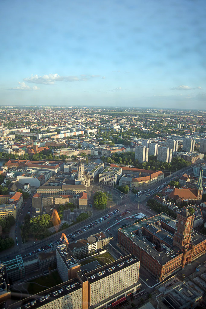 Blick auf die Stadt im Abendlicht im Hochformat