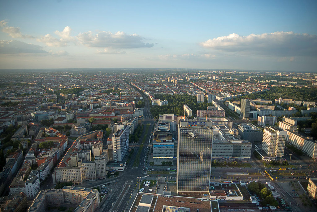 Blick über die Stadt mit Hochhäusern