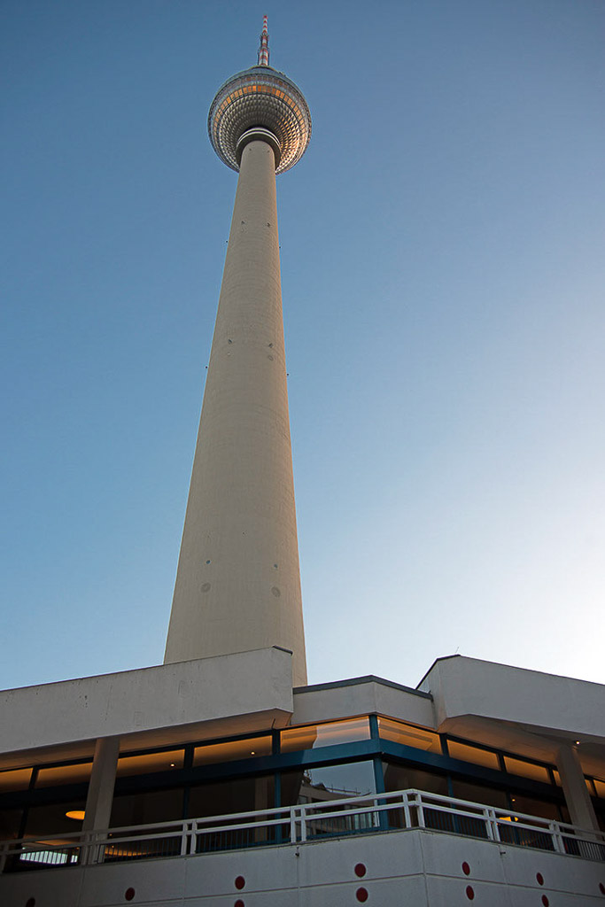 Fernsehturm von unten im Hochformat