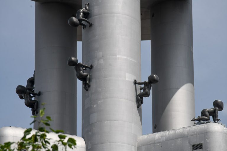 Babyfiguren am Turmschaft