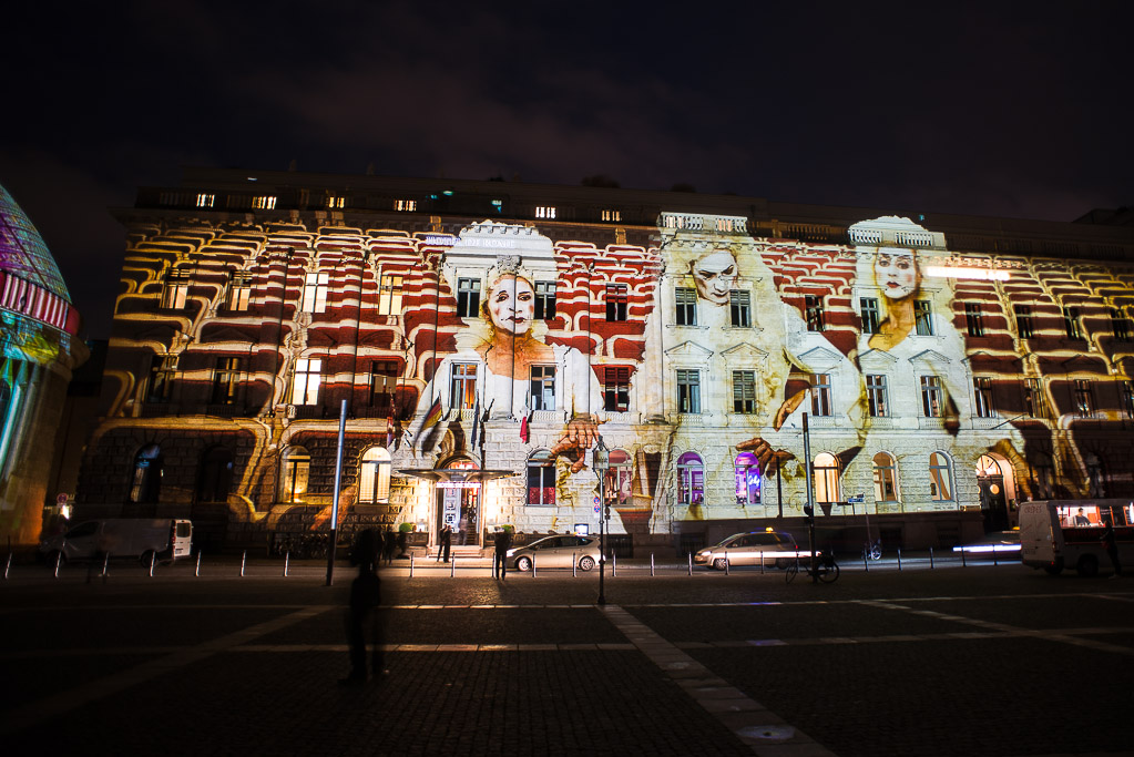 Illuminierte Fassade am Bebelplatz