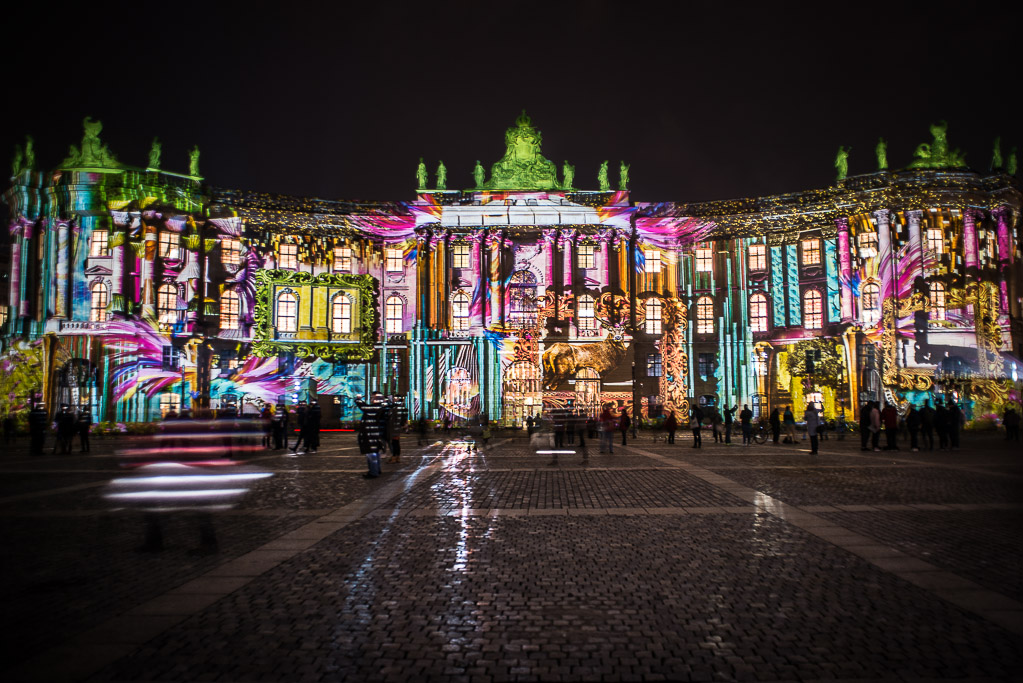 Lichtprojektion am Bebelplatz bei Nacht