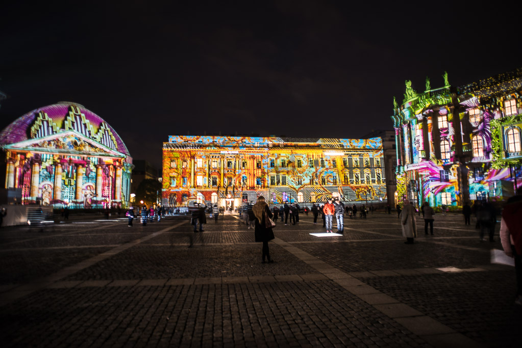 Bebelplatz mit mehreren beleuchteten Fassaden