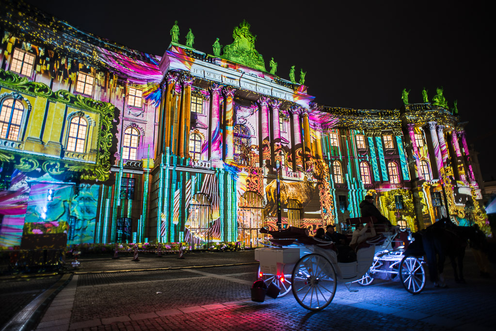 Kutsche vor bunter Fassade
