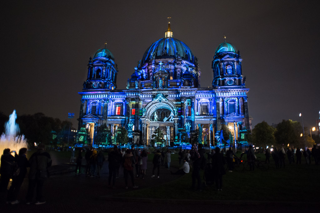 Berliner Dom in Blau beleuchtet