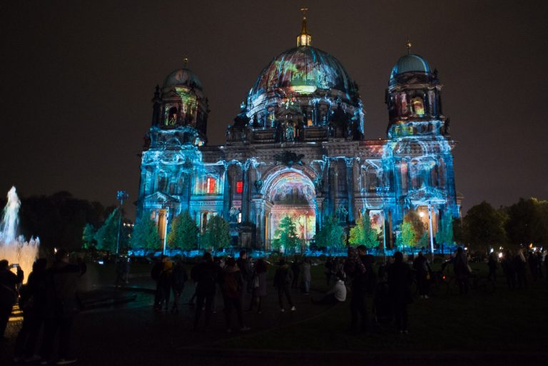 Berliner Dom in Türkis beleuchtet
