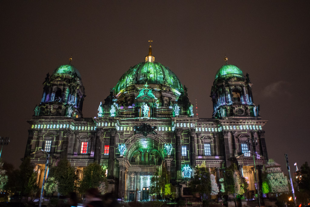 Berliner Dom mit grünen Lichtmustern