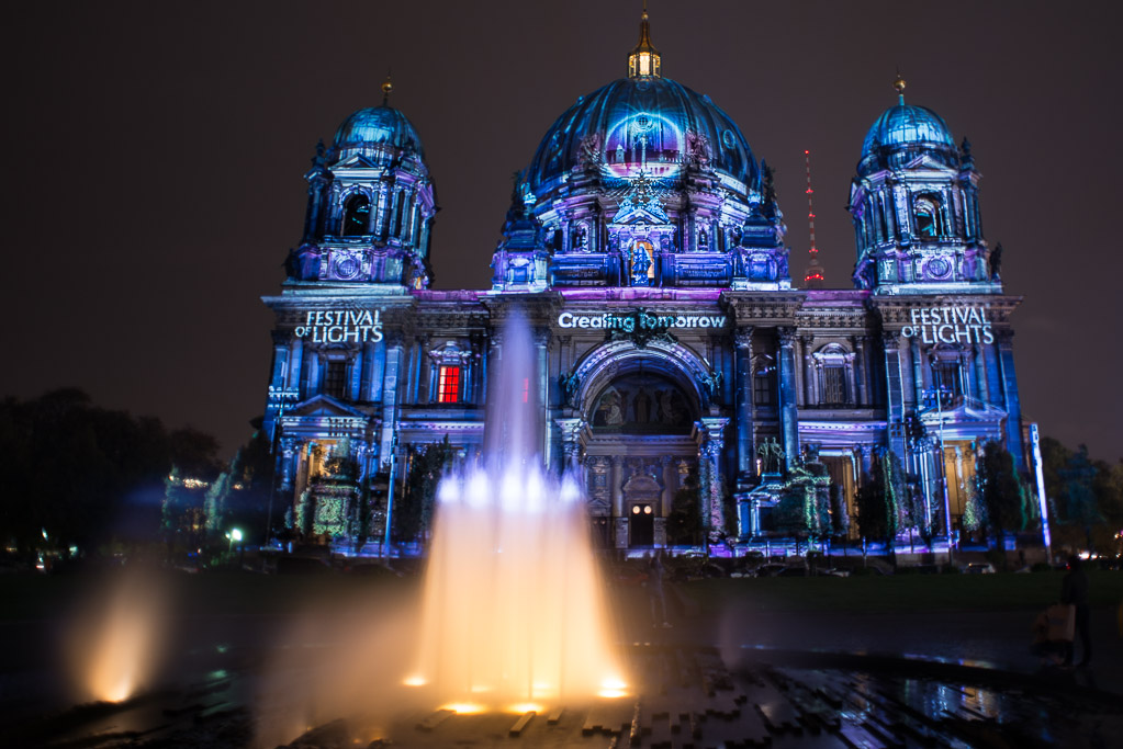 Berliner Dom mit Springbrunnen in Blau