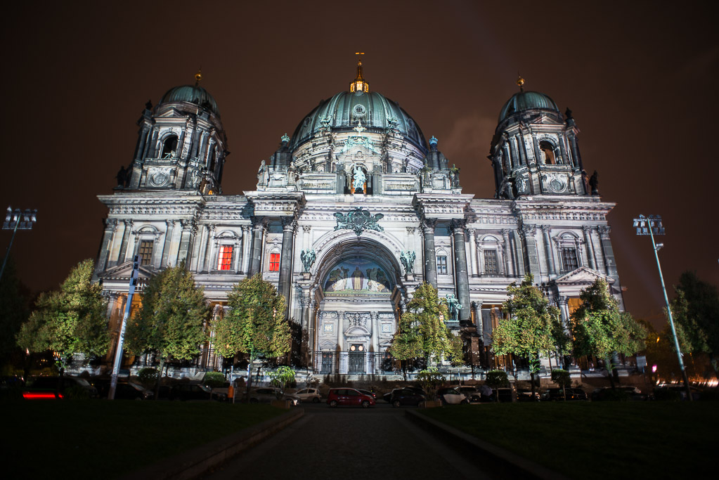 Berliner Dom in Weiß beleuchtet