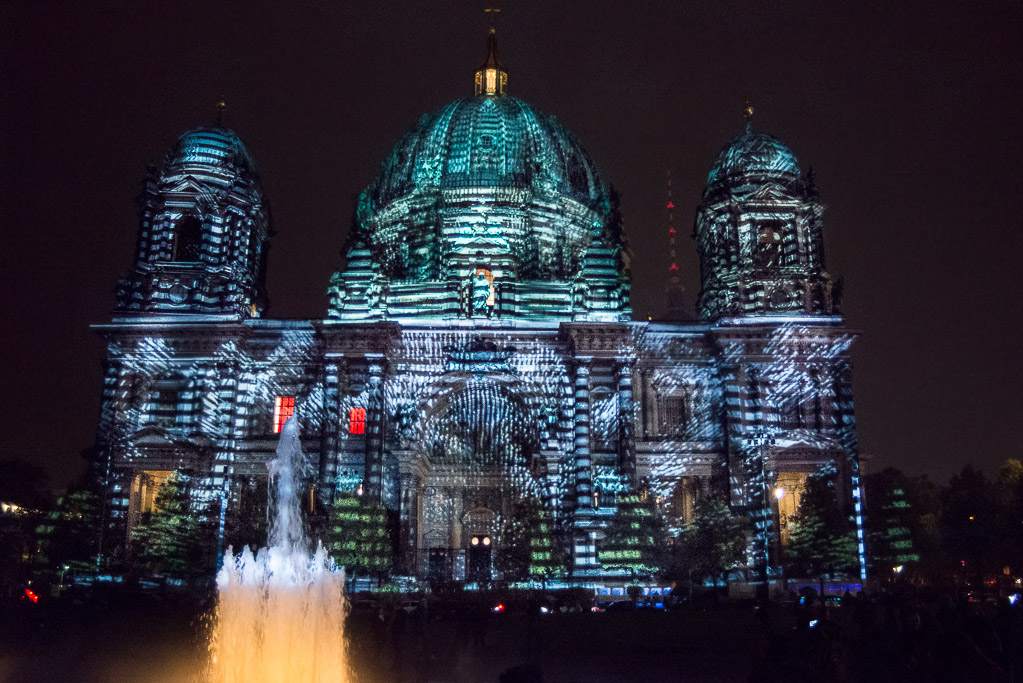 Berliner Dom mit Lichtprojektion